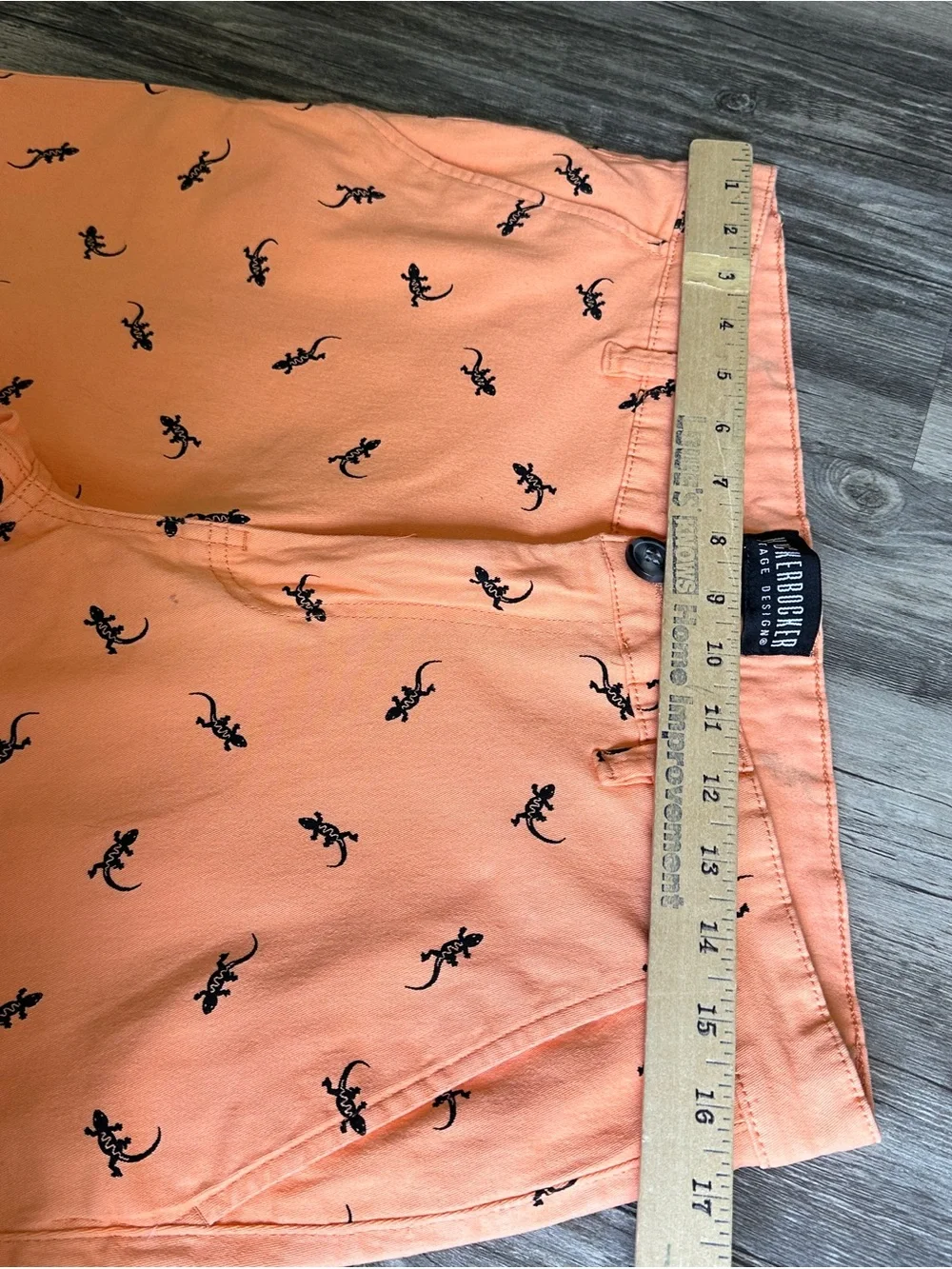 Peach Flat-Front Shorts with Navy Lizard Print size 32
